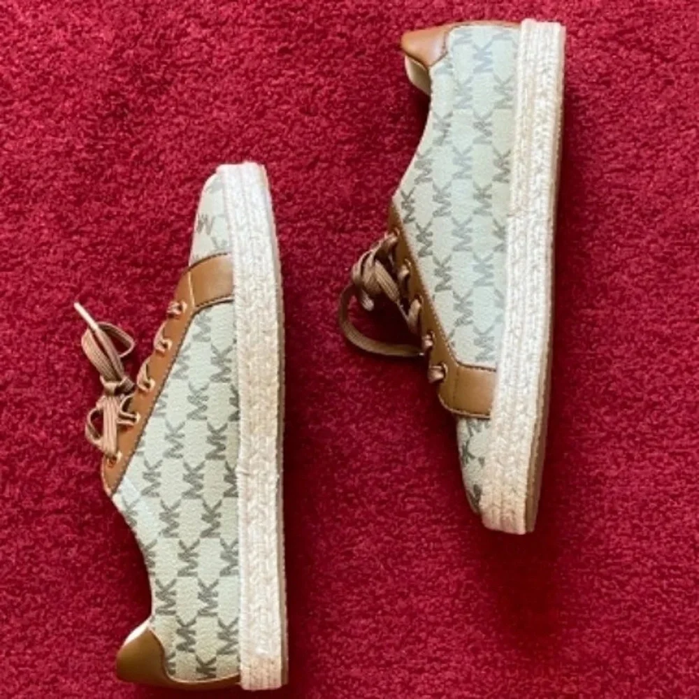 MICHAEL KORS BRYSON LACE UP WOMEN  (7.5) - Picture 3 of 5